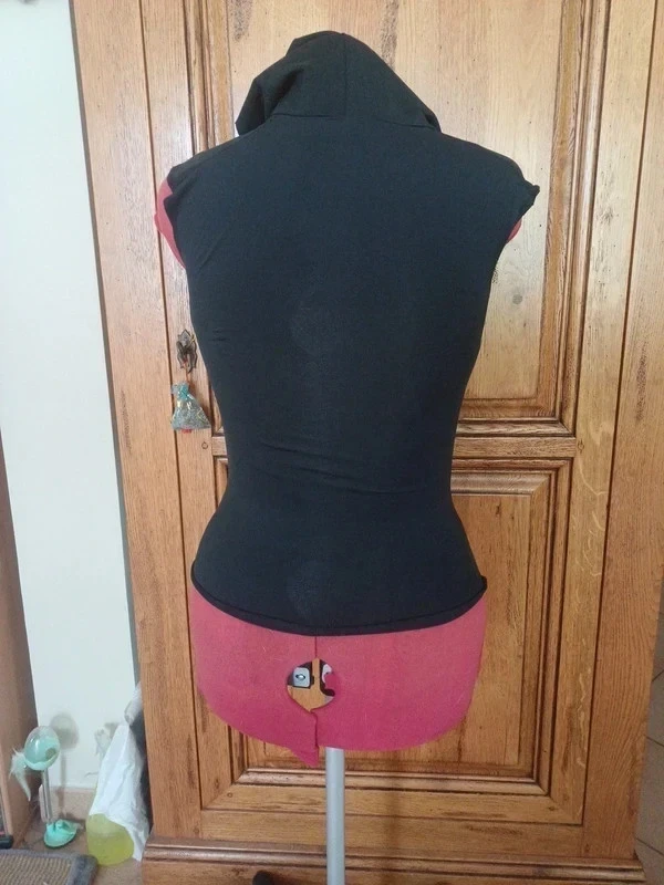 Camiseta com capuz com desenho vermelho tamanho notar 2 que é 38 mais um 36 – photo 5